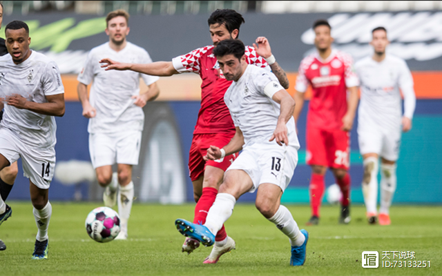 亚博体育 -门兴格拉德巴赫训练开放日,赛后队长鼓劲引欢呼,欧冠在即,心理建设被强调(门兴格拉德巴赫欧冠战绩)