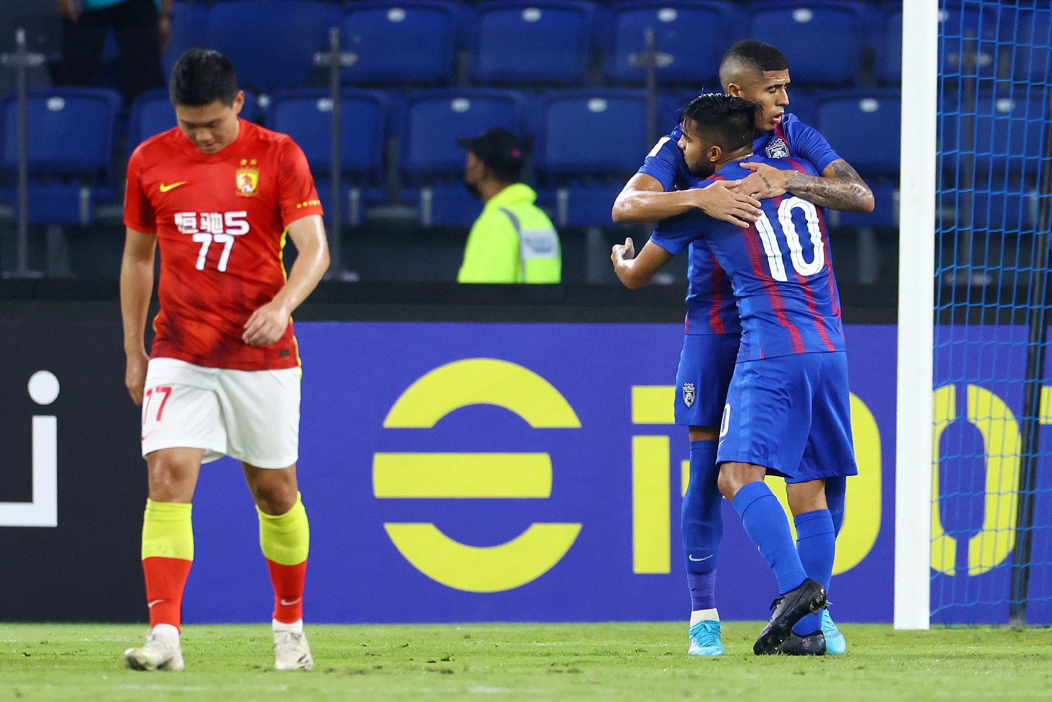 亚博娱乐平台 -广州队关键时刻门线救险；志在意甲名次提升；更衣室稳定；资深球员宣示担当(关键时刻站出来的人)